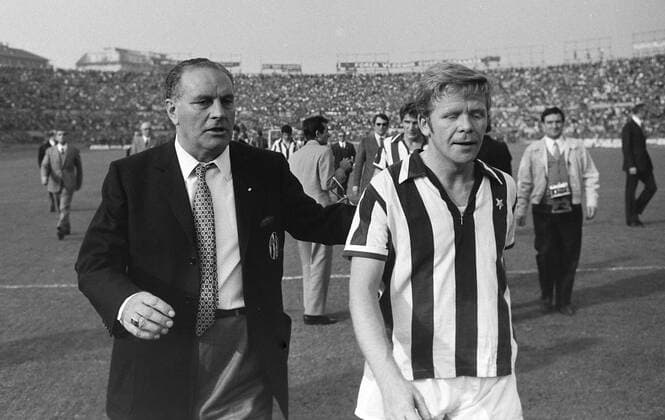 Fussball International Serie A Saison 1969 1970 Juventus Turin - FC Turin 12.10.1969 Helmut HALLER (re, Juve) und Juve Trainer Luis Carniglia (li) FOTO: WEREK Pressebildagentur xxNOxMODELxRELEASExx