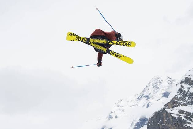 Trickskifahrer beim Sprung, hinten der Eiger, Mürren, Berner Oberland, Kanton Bern, Schweiz, Europa model released ibldjs03791835.jpg