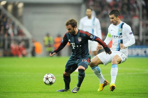 Mario Götze (FC Bayern München) vor Aleksandar KOLAROV (Manchester City) Bayern München - Manchester City, Champions League, Vorrunde, 10.12.2013 Foto: EIBNER
