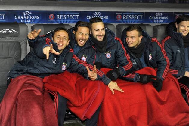 10.12.2013, Fussball Champions League 2013 2014, Vorrunde, 6.Spieltag, FC Bayern München - Manchester City FC, in der Allianzarena München. Spass auf der Ersatzbank, v.lI. Rafinha (Bayern), Claudio Pizarro (Bayern München) , Diego Contento (Bayern München), Xherdan Shaqiri (Bayern München).