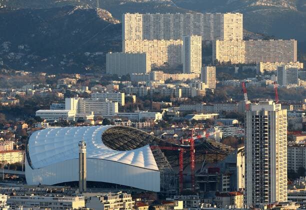 Fußball, Stadiongeschichte Olympique Marseille Mittwoch 11.12.2013, Saison 2013 2014, UEFA Champions League, 6. Spieltag im Stadion Velodrome Marseille, Olympique de Marseille, Stade Velodrome in der Totalansicht von der Marseiller Notre Dame