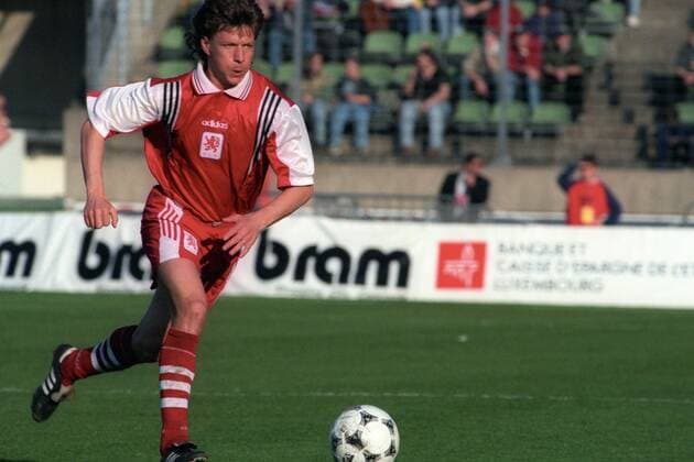 WM-Qualifikation, Luxemburg - Israel: Jeff Saibene (Luxemburg) am Ball