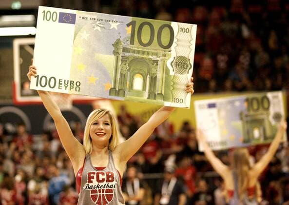 Cheerleader des FC Bayern MUenchen haelt einen ueberdimensionalen Euro Geldschein hoch anlaesslich eines Turkish Airlines Euroleague Baskettballspiels zwischen FC Bayern Muenchen - Montepaschi SienaAudi Dome Muenchen 25.10.2013