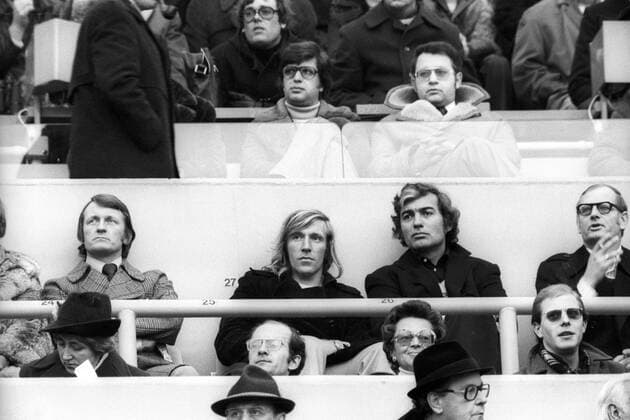 Werner Olk (SC Preußen Münster, li.) und Günter Netzer (Real Madrid) als Zuschauer auf der Tribüne