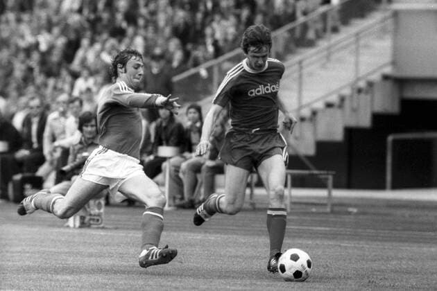 Klaus Wunder (FC Bayern München, re.) gegen Bernd Thiele (FC Schalke 04)