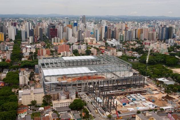 Photo taken on Dec. 14, 2013 shows the construction site of Arena da Baixada in Curitiba, Brazil, Dec. 14, 2013. Arena da Baixada, which has 43,000 seats, will host 4 group matches during the 2014 FIFA World Cup. (Xinhua Xu Zijian) (SP)BRAZIL-CURITIBA-ARENA DA BAIXADA-VISIT 