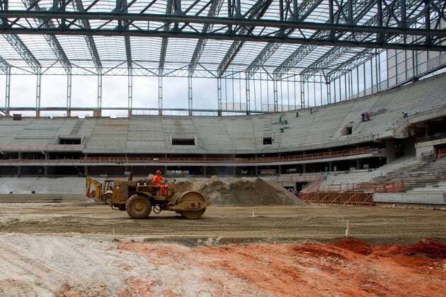 Photo taken on Dec. 14, 2013 shows the construction site of Arena da Baixada in Curitiba, Brazil, Dec. 14, 2013. Arena da Baixada, which has 43,000 seats, will host 4 group matches during the 2014 FIFA World Cup. (Xinhua Xu Zijian) (SP)BRAZIL-CURITIBA-ARENA DA BAIXADA-VISIT 