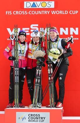 SKI NORDISCH - FIS WC Davos, 1,5km Sprint, Damen DAVOS,SCHWEIZ,15.DEZ.13 - SKI NORDISCH, LANGLAUF - FIS Weltcup, 1,5km Sprint der Damen, Freistil, Siegerehrung. Bild zeigt Kikkan Randall (USA), Marit Bjoergen (NOR) und Denise Herrmann (GER). Keyword: Medaille