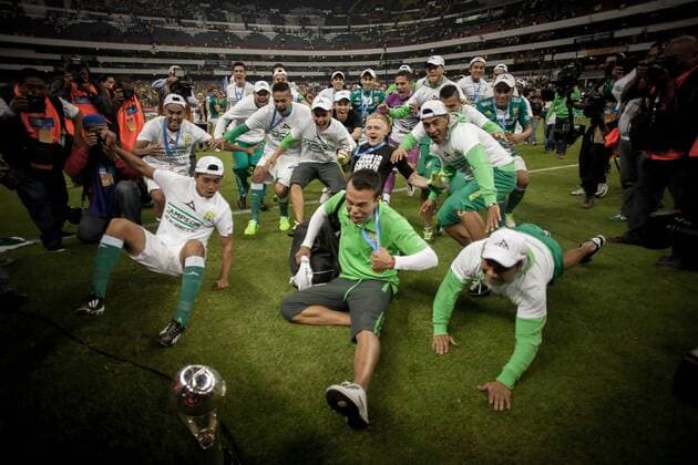 (131215) -- Mexico City, Dec 15, 2013 (Xinhua) -- Players of Leon pose with the thropy after their team won the Mexican league championship final soccer match against America at the Azteca stadium in Mexico City on Dec. 15, 2013. (Xinhua Pedro Mera) (SP)MEXICO-MEXICO CITY-SOCCER-AMERICA VS LEON 