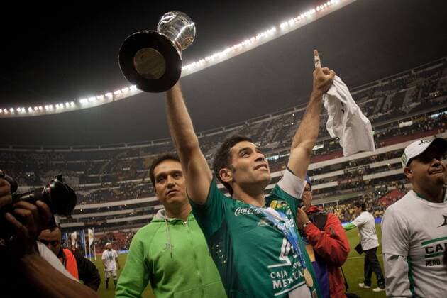 (131215) -- Mexico City, Dec 15, 2013 (Xinhua) -- Captain Rafael Marquez of Leon holds up the thropy with team mates after their team won the Mexican league championship final soccer match against America at the Azteca stadium in Mexico City on Dec. 15, 2013. (Xinhua Pedro Mera) (SP)MEXICO-MEXICO CITY-SOCCER-AMERICA VS LEON 