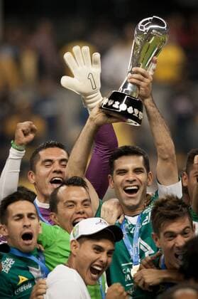 (131215) -- Mexico City, Dec 15, 2013 (Xinhua) -- Captain Rafael Marquez of Leon holds up the thropy with team mates after their team won the Mexican league championship final soccer match against America at the Azteca stadium in Mexico City on Dec. 15, 2013. (Xinhua Pedro Mera) (SP)MEXICO-MEXICO CITY-SOCCER-AMERICA VS LEON 