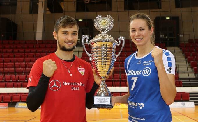 Stuttgart Fußball die VfB-Profis treffen sich mit den Volleyballerinnen der Allianz MTV Stuttgart zu einer gemeinsamen Trainingseinheit, das Gewinnerteam Moritz Leitner und Lindsay Stalzer mit Pokal