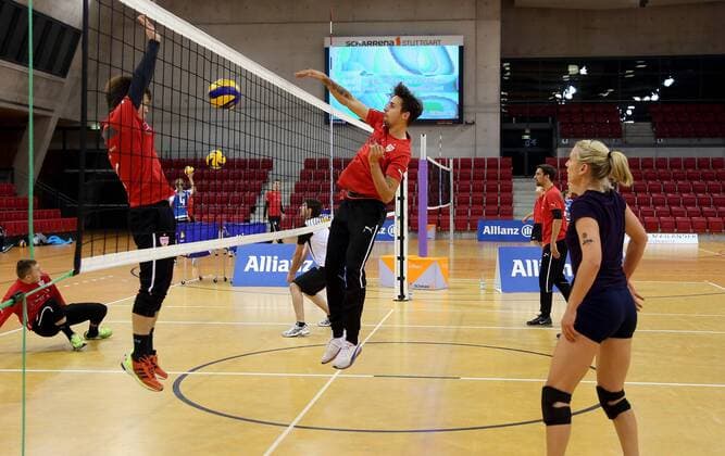 Stuttgart Fußball die VfB-Profis treffen sich mit den Volleyballerinnen der Allianz MTV Stuttgart zu einer gemeinsamen Trainingseinheit, v.l. Gotokus Sakai , Martin Harnik, Karla Borger