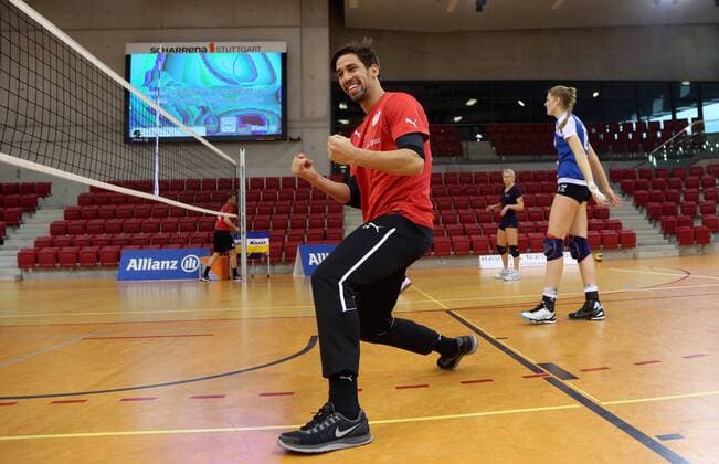 Stuttgart Fußball die VfB-Profis treffen sich mit den Volleyballerinnen der Allianz MTV Stuttgart zu einer gemeinsamen Trainingseinheit, Rani Khedira jubelt und ballt die Fäuste