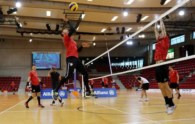 Stuttgart Fußball die VfB-Profis treffen sich mit den Volleyballerinnen der Allianz MTV Stuttgart zu einer gemeinsamen Trainingseinheit, vorn v.l. Moritz Leitner, Christian Gentner
