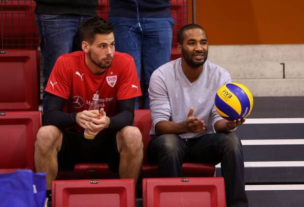 Stuttgart Fußball die VfB-Profis treffen sich mit den Volleyballerinnen der Allianz MTV Stuttgart zu einer gemeinsamen Trainingseinheit, Thorsten Kirschbaum und Cacau
