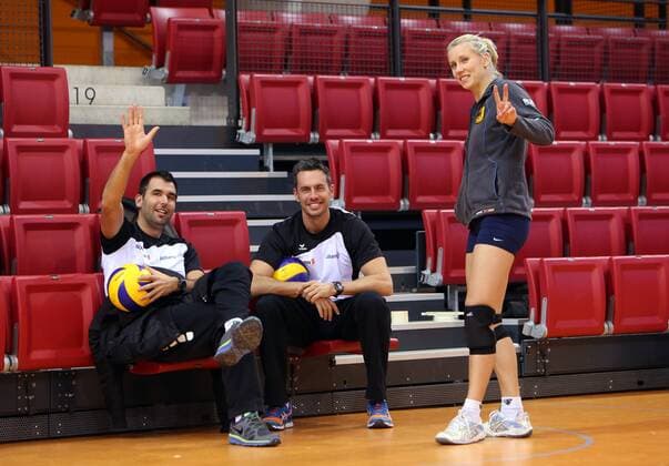 Stuttgart Fußball die VfB-Profis treffen sich mit den Volleyballerinnen der Allianz MTV Stuttgart zu einer gemeinsamen Trainingseinheit, v.l. Co-Trainer Hector Satierrez Hernandez und Trainer Guillermo Naranjo Hernandez (Allianz), Karla Borger