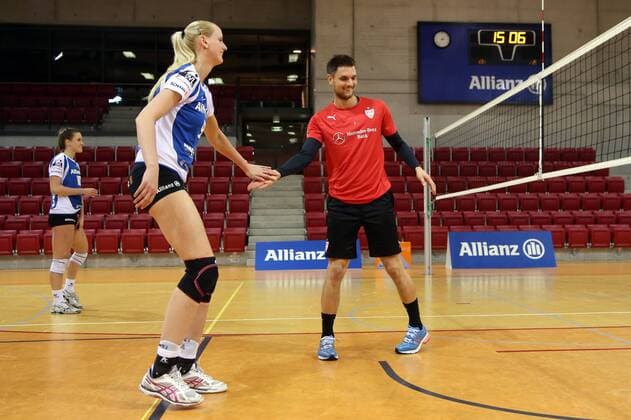 Stuttgart Fußball die VfB-Profis treffen sich mit den Volleyballerinnen der Allianz MTV Stuttgart zu einer gemeinsamen Trainingseinheit, v.l. Franziska Bremer und Sven Uleich klatschen sich ab