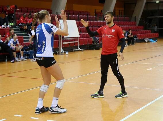 Stuttgart Fußball die VfB-Profis treffen sich mit den Volleyballerinnen der Allianz MTV Stuttgart zu einer gemeinsamen Trainingseinheit, v.l. Lindsay Stalzer und Moritz Leitner am Jubeln