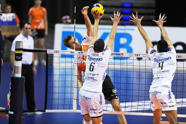 Srecko LISINAC ( SRB 17 Berlin Volleys ) setzt einen Punkt am Netz gegen Alexandre FERREIRA ( POR 6 ) und Sebastian SOLE ( ITA 4 beide Diatec Trentiono ) - Spielszene - Aktion - Querformat - quer - horizontal - Event: Berlin Recycling Volleys vs. Diatec Trentino - CEV DenizBank Volleyball Champions League - Saison 2013 14 - 6.Spieltag - Location: Max Schmeling Halle Berlin - Deutschland - Europa - Datum: 18.12.2013