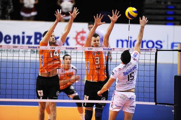 Tomas KMET ( SVK 14 ) und Robert KROMM ( GER 3 beide Berlin Volleys ) mit Abwehrblock gegen Michele FEDRIZZI ( ITA 14 Diatec Trentiono ) - Spielszene - Aktion - Querformat - quer - horizontal - Event: Berlin Recycling Volleys vs. Diatec Trentino - CEV DenizBank Volleyball Champions League - Saison 2013 14 - 6.Spieltag - Location: Max Schmeling Halle Berlin - Deutschland - Europa - Datum: 18.12.2013