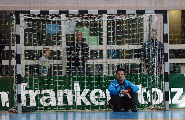 18.12.2013, xjhx, Handball 2.Bundesliga, TV Grosswallstadt - DJK Rimpar Wölfe, v.l. Milos Putera (TV Grosswallstadt) enttäuscht, enttäuscht schauend, dissapointed