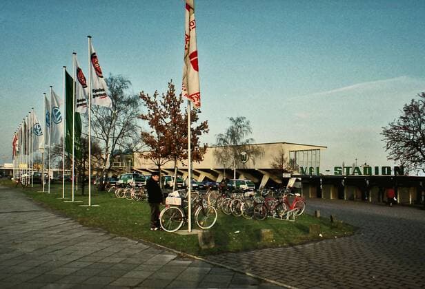 Aus 2. BL Saison 1992 1993 VfL Wolfsburg am 05.12.1992. Im Foto: Im Foto: VfL Wolfsburg Stadion mit Fahnen am Haupteingang