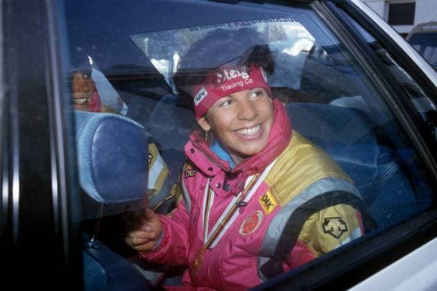 Vreni Schneider (SUI) fährt mit einer Gold Medaille von der WM 1987 nach Hause