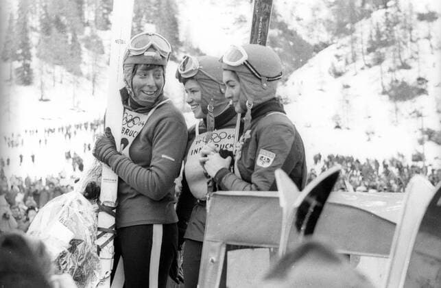 Olympia, Historie, Olympische Winterspiele 1964 in Innsbruck Olympische Winterspiele in Innsbruck, Siegerehrung Abfahrt der Damen: Christl Haas (li.), Traudl Hecher (mi.) und Edith Zimmermann (alle Österreich)