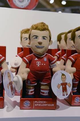 11.12.2013, Fussball Bundesliga 2013 2014, Der FC Bayern München eröffnet einen neuen Fanshop neben der A8-Autobahnraststätte Irschenberg (Bayern). Plüsch-Spielfiguren zeigt Bayernspieler Mario Götze. 