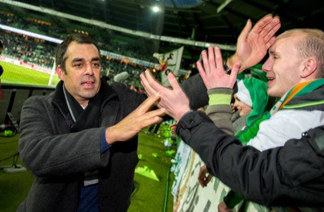 FUSSBALL 1. BUNDESLIGA SAISON 2013 2014 17. SPIELTAG SV Werder Bremen - Bayer 04 Leverkusen 21.12.2013 Trainer Robin Dutt (SV Werder Bremen) jubelt nach dem Abpfiff bei den Werder Fans in der Ostkurve 