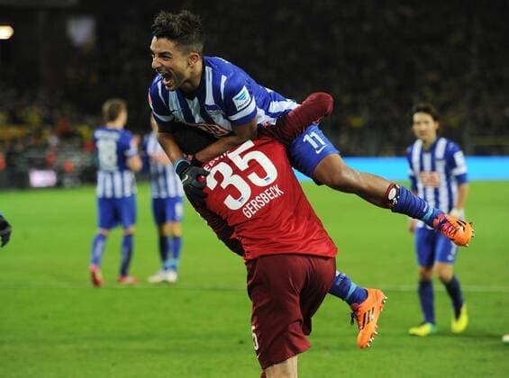 21-12-2013, Fussball, Saison 2013-2014, 1. Bundesliga, 17. Spieltag, Borussia Dortmund - Hertha BSC Berlin 1-2, Jubel Sami Allagui (Hertha BSC), oben, und Torwart Marius Gersbeck (Hertha BSC)