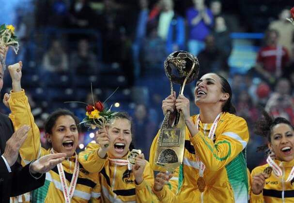 Belgrad, KOMBANK Arenal, Serbien, 22.12.2013, Handball-Weltmeisterschaft 2013, Frauen, Finale, Brasilien vs Serbien 22:20 Siegerehrung, Weltmeister ist Brasilien. Fabiana DINIZ, Brasilien mit dem Pokal Foto und alle