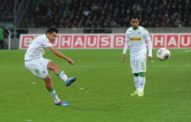 22-12-2013, Fussball, Saison 2013-2014, 1. Bundesliga, 17. Spieltag, Borussia Moenchengladbach - VfL Wolfsburg, Juan Fernando Arango (Borussia Moenchengladbach), li., erzielt mit diesem Freistoss das Tor zum 2-1.