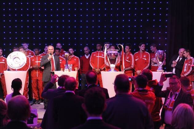 Karl Heinz RUMMENIGGE, (Vorstandsvorsitzender) haelt seine Rede auf der Buehne vor der versammelten Mannschaft,Spieler und den gewonnenen Pokalen. Bankett im Mannschaftshotel,dem Four Seasons Ressort in Marrakesch, FC Bayern München-Raja Casablanca. 2-0. Fussbal Fussball FIFA Klub WM 2013 Finale am 21.12.2013 in Marrakesch Marokko..