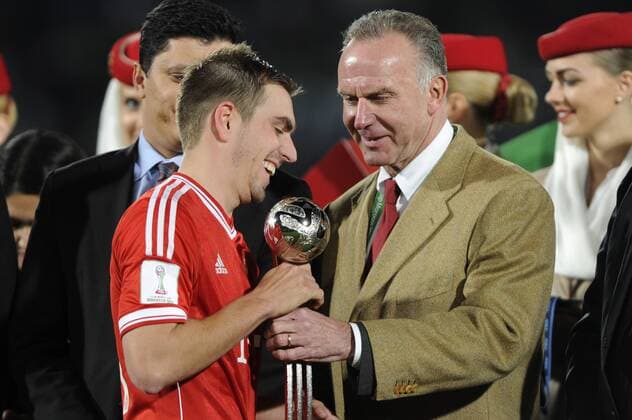 Philipp LAHM (Bayern München) mit Karl Heinz RUMMENIGGE, (Vorstandsvorsitzender),Siegerehrung,Trophäe,Pokal,Victory ceremony. -- FC Bayern München - Fussball FIFA Klub WM 2013 Finale am 21.12.2013 in Marrakesch Marokko.