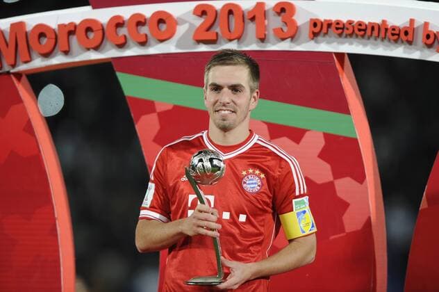 Philipp LAHM (Bayern München) erhaelt einen Pokal,Siegerehrung,Trophäe,Pokal,Victory ceremony. -- FC Bayern München - Fussball FIFA Klub WM 2013 Finale am 21.12.2013 in Marrakesch Marokko.