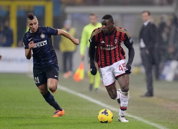 FUSSBALL INTERNATIONAL SERIE A SAISON 2013 2014 17. Spieltag Inter Mailand - AC Mailand 22.12.2013 Mario Balotelli (re, AC Mailand) gegen Saphir Taider (Inter Mailand) 