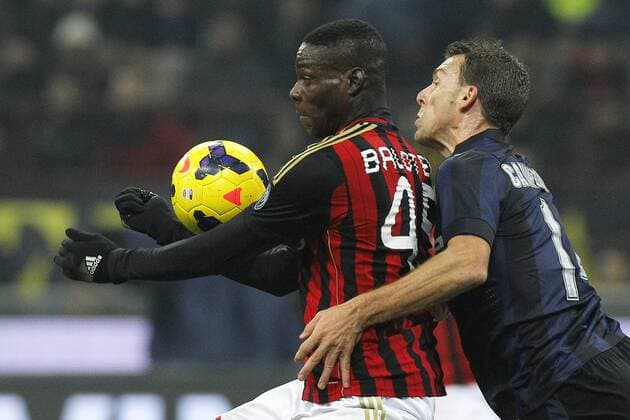 Hugo Campagnaro (R) Inter, Mario Balotelli Milan, Milano 22-12-2013, Stadio Giuseppe Meazza, Football Calcio 2013 2014 Serie A, Inter Mailand - AC Milan, MarcoxBertorello