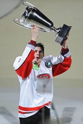 Eric PERRIN ( FIN 11 JYP Jyväskylä ) freut sich über den Pokal und läuft zu seinen Fans aus Finnland - Jubel - Freude - Emotionen - Spielszene - Aktion - Hochformat - hoch - vertikal - Event: Färjestad BK vs. JYP Jyväskylä - Endspiel - Red Bulls Salute European Trophy Finals - Saison 2013 - Location: o2 World Berlin - Deutschland - Europa - Datum: 22.12.2013