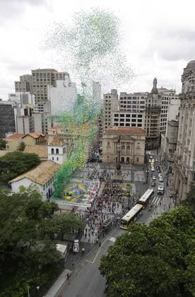 Brasilien. Sao Paulo. Sao Paulo begrüßt das neue Jahr 2014 (das Jahr der Fußballweltmeisterschaft) mit fünfzigtausend Ballons in den Farben der Landesfahne. Die Ballons werden im Patio do Colegio freigegeben, in der Innenstadt von Sao Paulo. - 30 12 2013. x(8)xNelsonxAntoinex  Baloes Associacao Comercial - SP