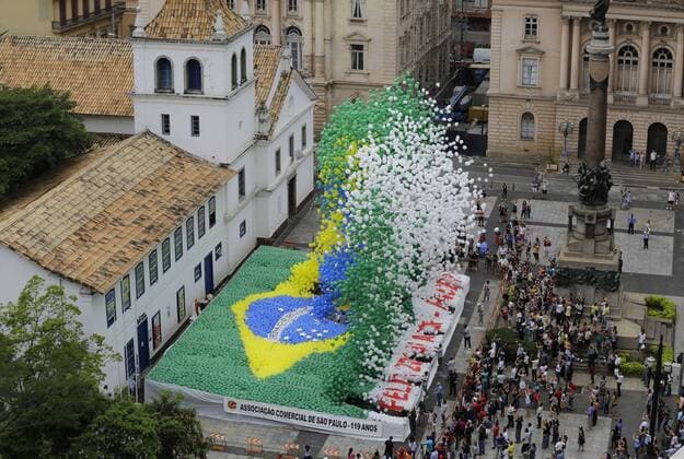 Brasilien. Sao Paulo. Sao Paulo begrüßt das neue Jahr 2014 (das Jahr der Fußballweltmeisterschaft) mit fünfzigtausend Ballons in den Farben der Landesfahne. Die Ballons werden im Patio do Colegio freigegeben, in der Innenstadt von Sao Paulo. - 30 12 2013. x(8)xNelsonxAntoinex  Baloes Associacao Comercial - SP