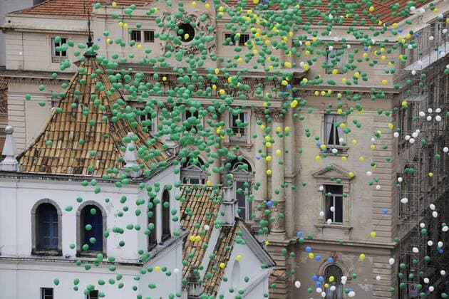 Brasilien. Sao Paulo. Sao Paulo begrüßt das neue Jahr 2014 (das Jahr der Fußballweltmeisterschaft) mit fünfzigtausend Ballons in den Farben der Landesfahne. Die Ballons werden im Patio do Colegio freigegeben, in der Innenstadt von Sao Paulo. - 30 12 2013. x(8)xNelsonxAntoinex  Baloes Associacao Comercial - SP