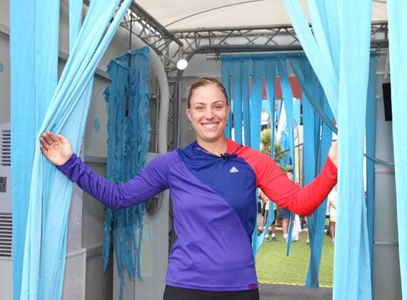 Brisbane International, Queensland Tennis Centre ATP 250 World Tour WTA,Hardcourt Tennis Turnier in Brisbane,Australia, Angelique Kerber (GER) geht durch die Human Car Wash Anlage, Zuschauer koennen durchgehen und werden besprueht und abgekuehlt,Einzelbild,Halbkoerper,Querformat,Feature,