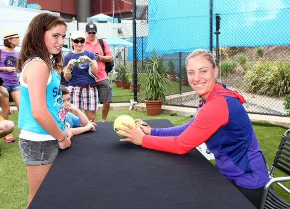 Brisbane International, Queensland Tennis Centre ATP 250 World Tour WTA,Hardcourt Tennis Turnier in Brisbane,Australia, Angelique Kerber (GER) schreibt Autogramme fuer Fans,Halbkoerper, Querformat,Feature,