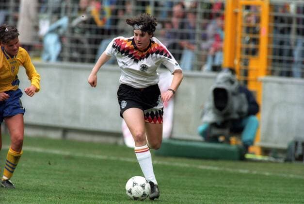 Europameisterschaft Finale, Deutschland - Schweden in Kaiserslautern: Birgit Prinz (Deutschland) am Ball