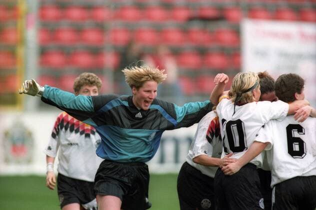 Europameisterschaft Finale, Deutschland - Schweden in Kaiserslautern: Die deutsche Mannschaft bejubelt den Sieg, li.: Torhüterin Manuela Goller