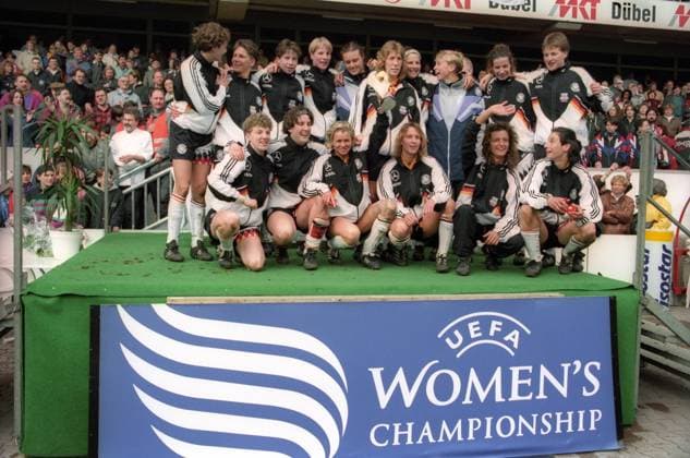 Deutschland ist Europameister, die Mannschaft mit dem Pokal: hi.v.li.: Dagmar Pohlmann, xx, Maren Meinert, Manuela Goller, Katja Kraus, Heidi Mohr, Ursula Lohn, Sandra Minnert, Bettina Wiegmann, Tina Wunderlich; vo.v.li.: Brigitte Austermühl, Birgit Prinz, Silvia Neid, Martina Voss, Patricia Brocker, Anouschka Bernhard