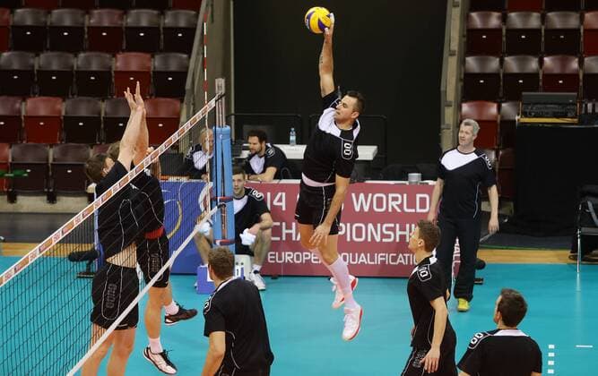 Ludwigsburg , Volleyball Training Nationalmannschaft Herren im Angriff: Georg Grozer , rechts hinten: Trainer Vital Heynen