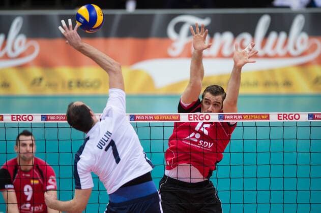 03.01.2014, MHP Arena, Ludwigsburg Volleyball, Qualifikation WM 2014, Deutschland vs. Kroatien Angriff Sime Vulin ( 7 CRO) - Block Tim Broshog ( 15 GER)